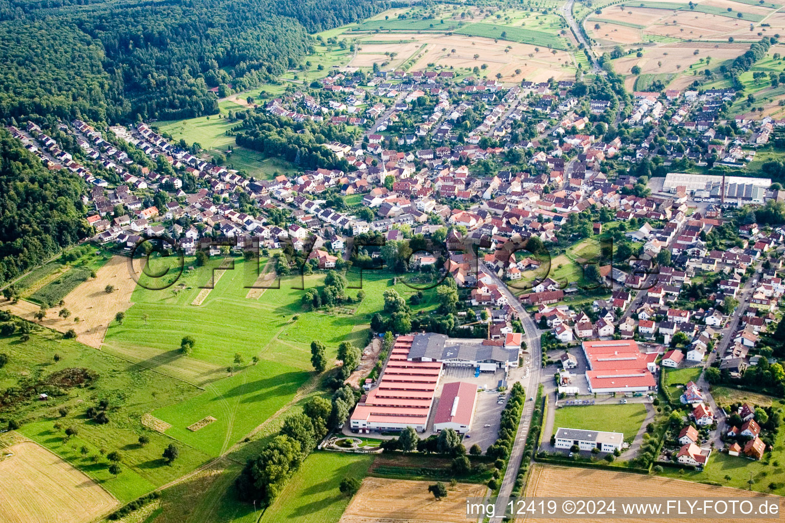 Vue aérienne de Vue sur le village à le quartier Stupferich in Karlsruhe dans le département Bade-Wurtemberg, Allemagne