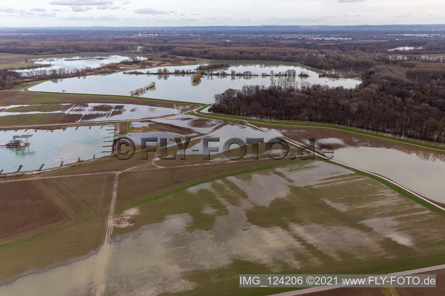 Vue aérienne de Vieux Rhin inondé / Polder de Neupotz à Jockgrim dans le département Rhénanie-Palatinat, Allemagne