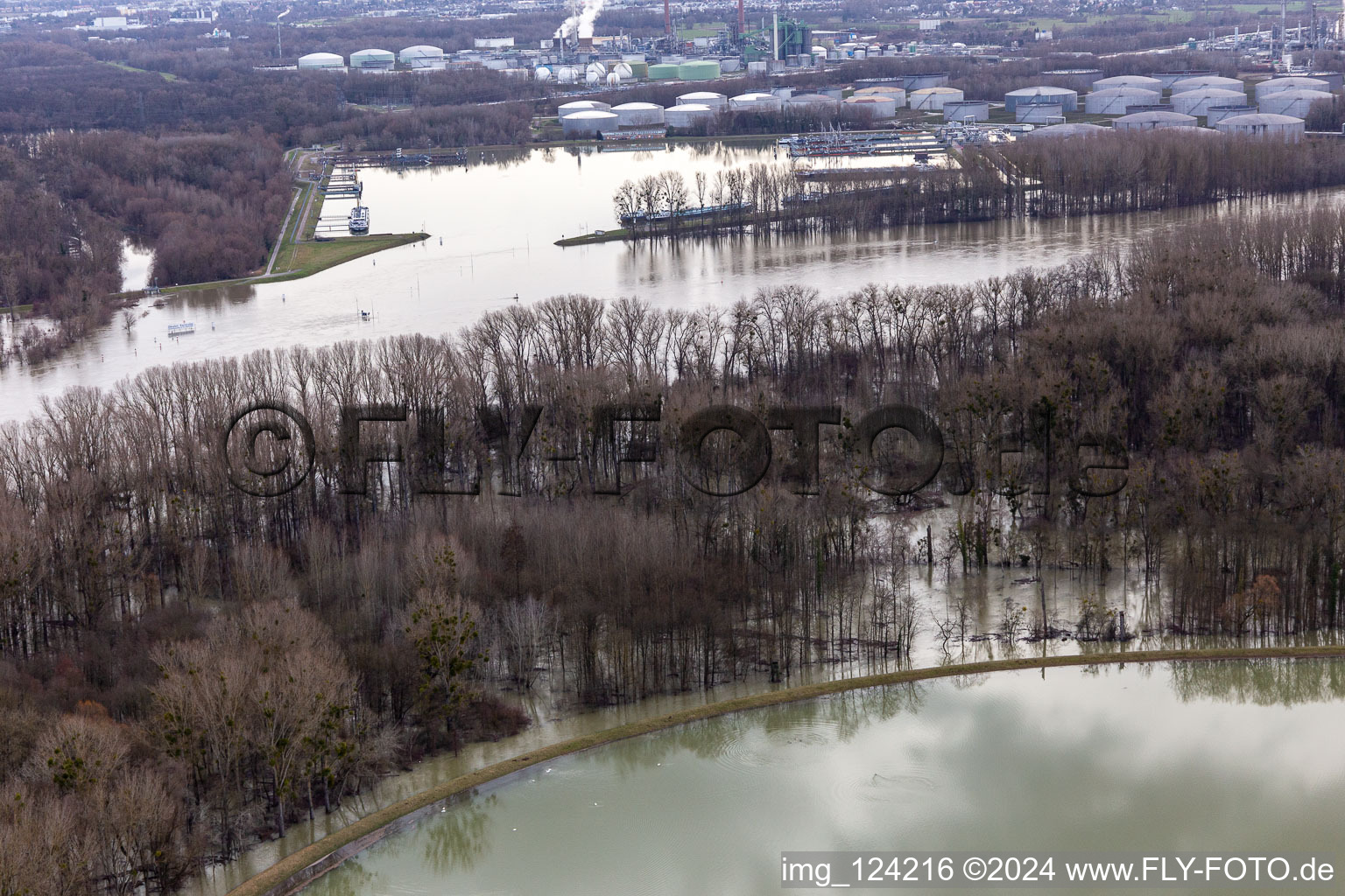 Vue aérienne de Quais et postes d'amarrage sur le bassin du port intérieur d'Oelhafen lors des crues du Rhin à le quartier Knielingen in Karlsruhe dans le département Bade-Wurtemberg, Allemagne