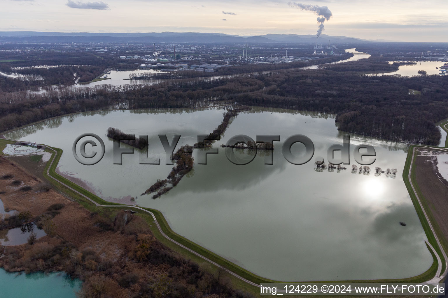 Vue aérienne de Vieux Rhin / Polder Neupotz inondé à Neupotz dans le département Rhénanie-Palatinat, Allemagne