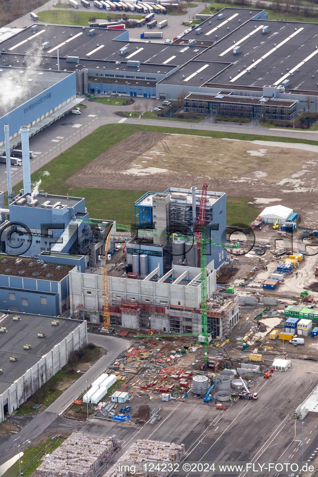 Nouvelle construction de la centrale électrique gaz-hydrogène de l'usine de papier Palm GmbH & Co. KG dans la zone industrielle de Wörth-Oberwald à Wörth am Rhein dans le département Rhénanie-Palatinat, Allemagne depuis l'avion