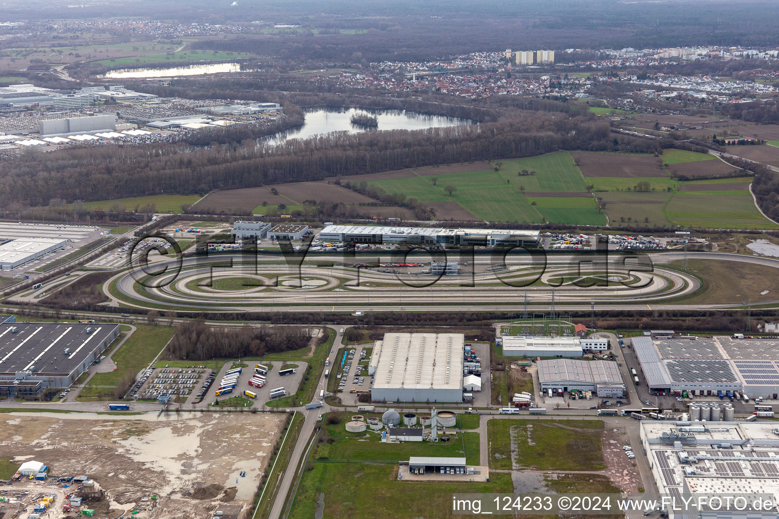 Vue aérienne de Piste d'essai de camions Mercedes Benz EVZ de l'usine de camions Daimler dans la zone industrielle de Wörth-Oberwald à Wörth am Rhein dans le département Rhénanie-Palatinat, Allemagne