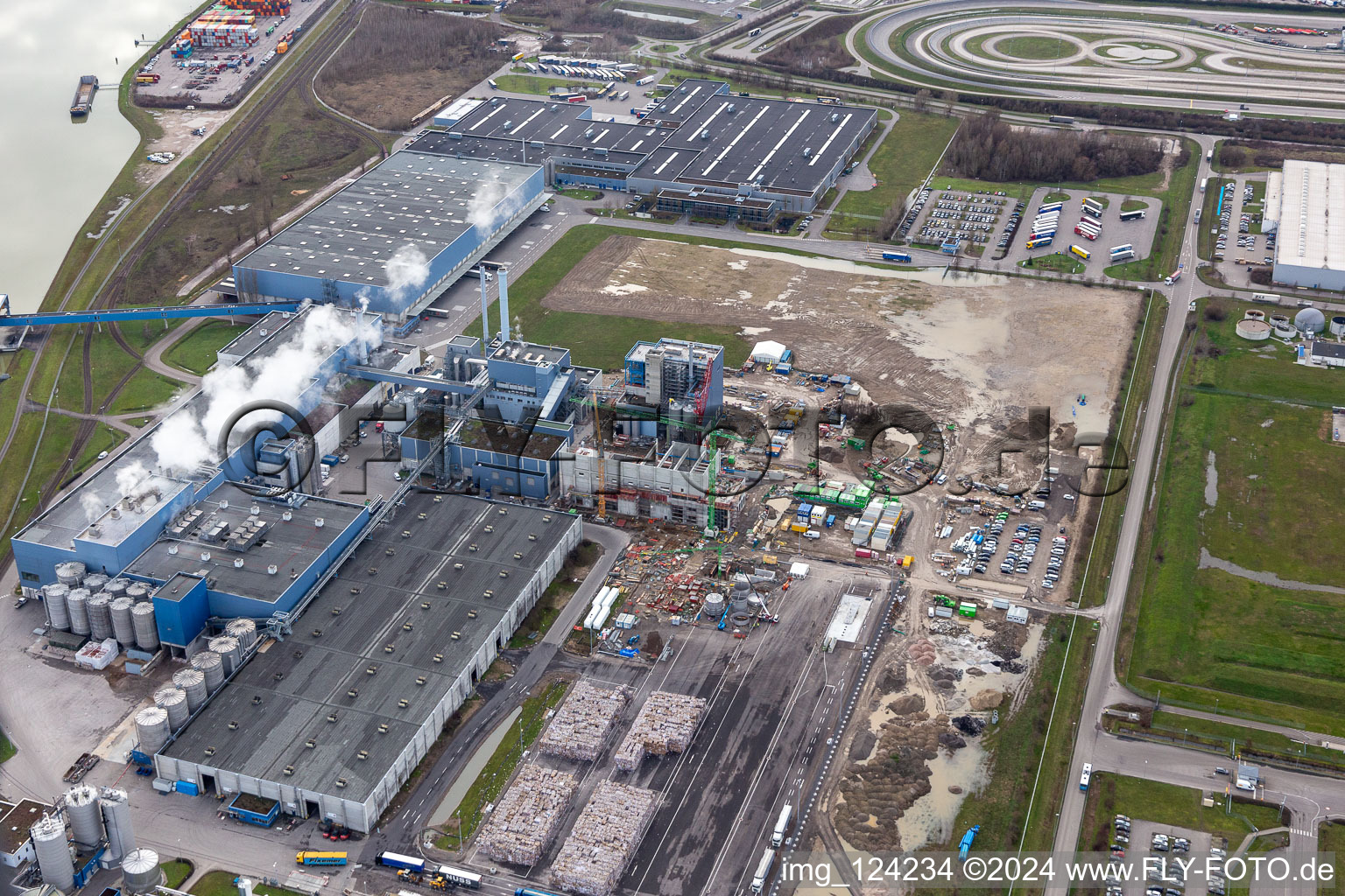 Vue d'oiseau de Nouvelle construction de la centrale électrique gaz-hydrogène de l'usine de papier Palm GmbH & Co. KG dans la zone industrielle de Wörth-Oberwald à Wörth am Rhein dans le département Rhénanie-Palatinat, Allemagne