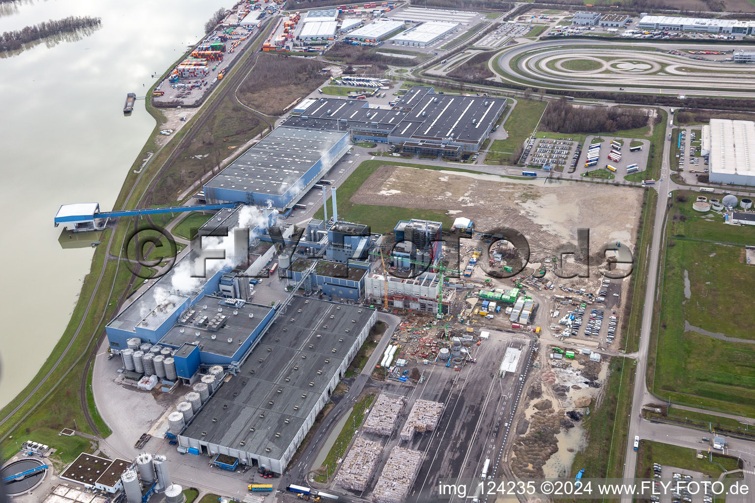 Nouvelle construction de la centrale électrique gaz-hydrogène de l'usine de papier Palm GmbH & Co. KG dans la zone industrielle de Wörth-Oberwald à Wörth am Rhein dans le département Rhénanie-Palatinat, Allemagne vue du ciel