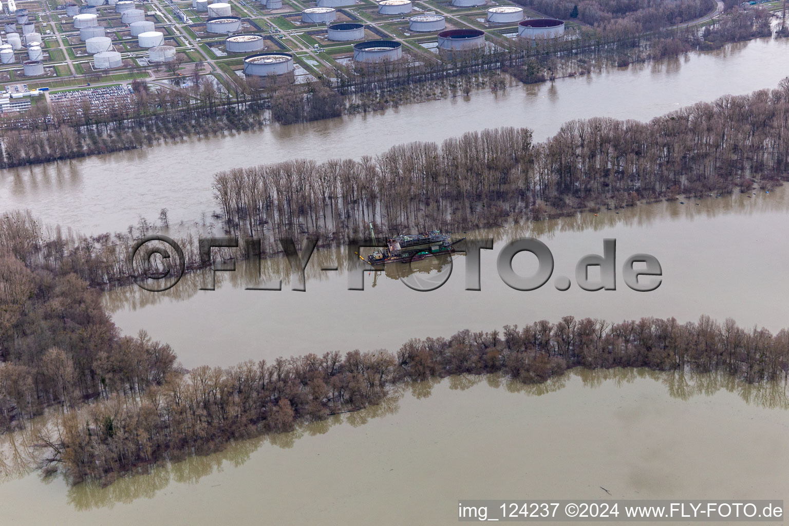 Vue aérienne de Navire dragueur dans le port national de Wörth à marée haute à le quartier Maximiliansau in Wörth am Rhein dans le département Rhénanie-Palatinat, Allemagne