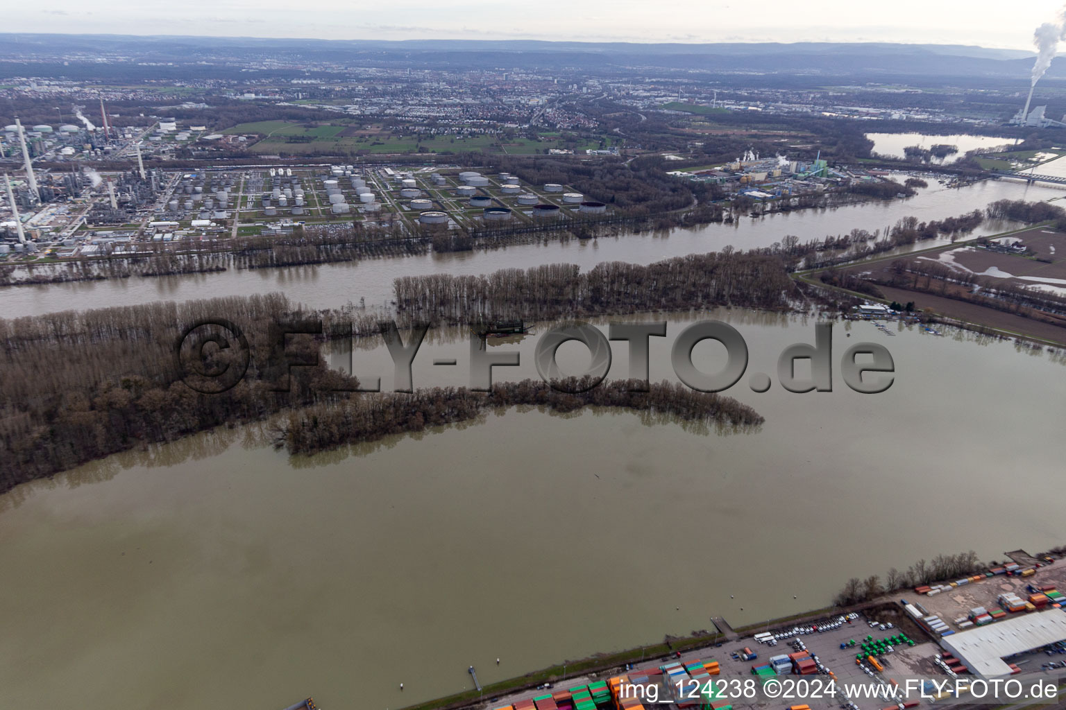 Vue aérienne de Navire dragueur dans le port national de Wörth à marée haute à le quartier Maximiliansau in Wörth am Rhein dans le département Rhénanie-Palatinat, Allemagne