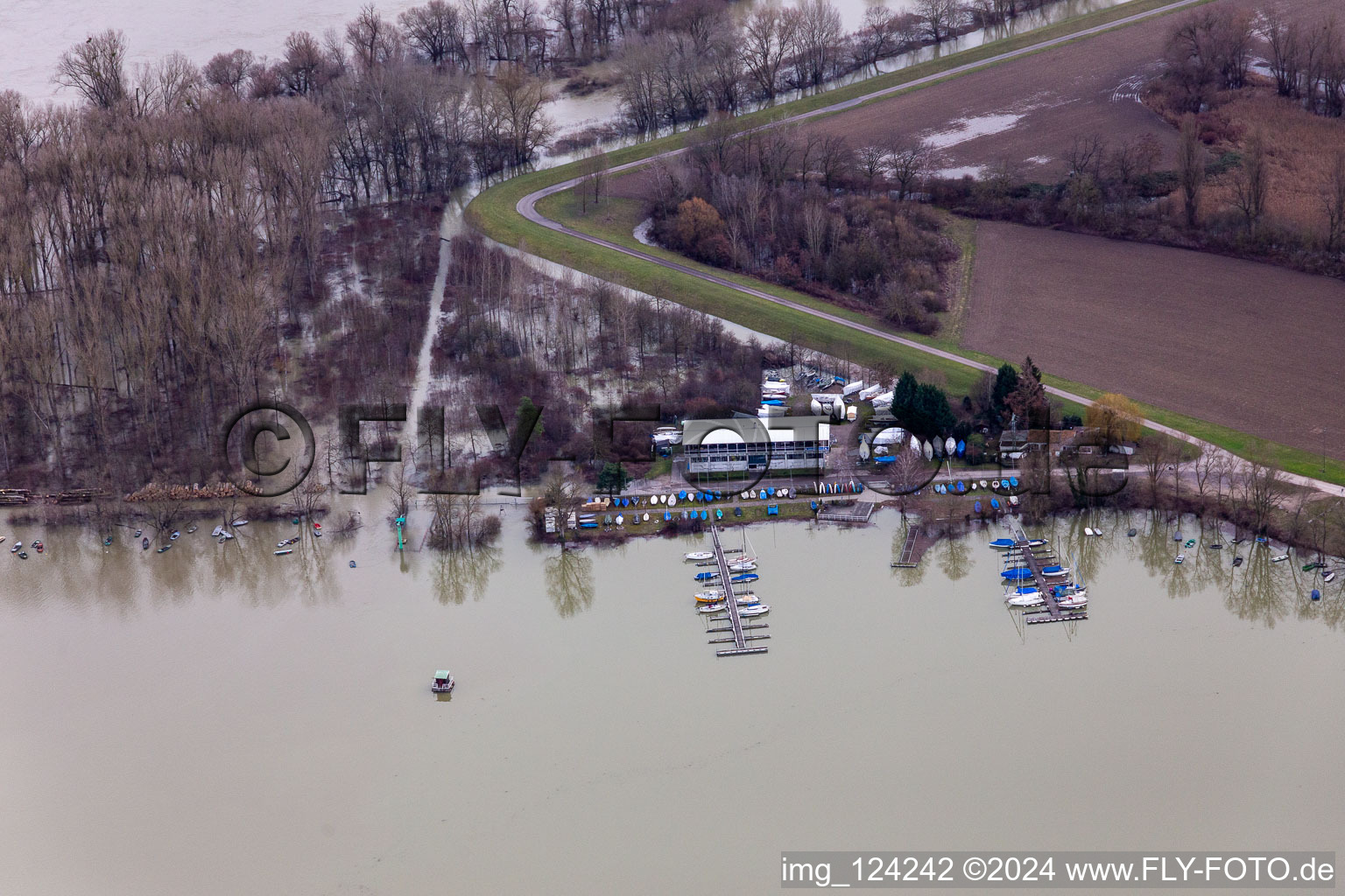 Vue aérienne de Club de voile RKC Wörth pendant les inondations à le quartier Maximiliansau in Wörth am Rhein dans le département Rhénanie-Palatinat, Allemagne