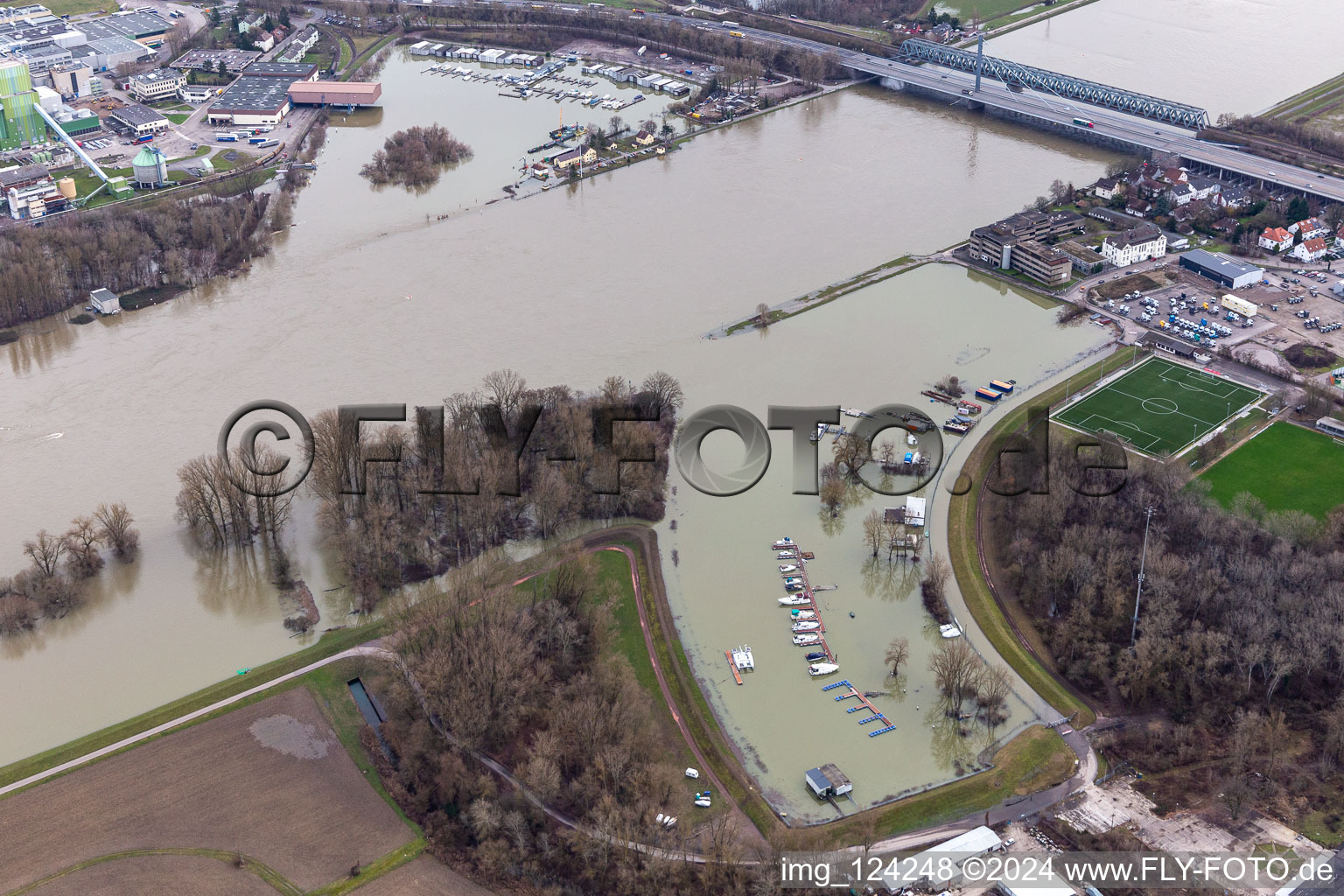 Vue aérienne de Port Maximiliansau à marée haute à le quartier Maximiliansau in Wörth am Rhein dans le département Rhénanie-Palatinat, Allemagne