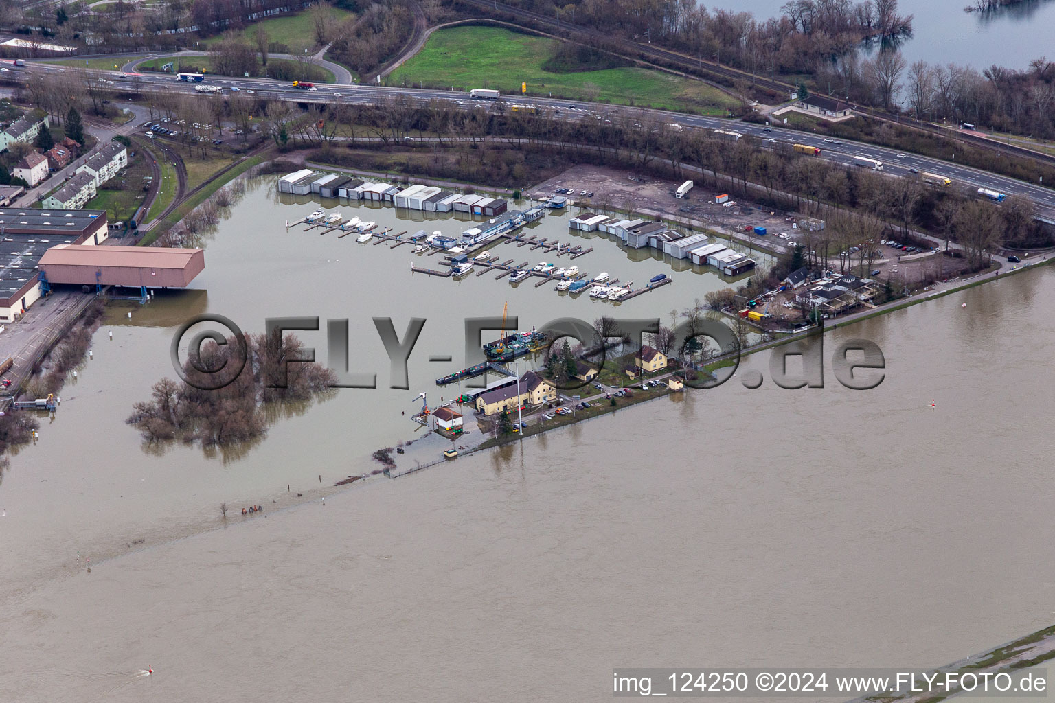 Vue aérienne de Marina Motorbootclub Karlsruhe eV pendant l'inondation à le quartier Knielingen in Karlsruhe dans le département Bade-Wurtemberg, Allemagne