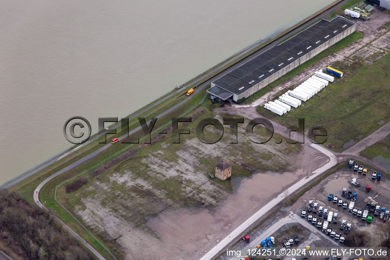 Vue aérienne de Place de parking pour camions Daimler libérée dans la zone inondable devant le barrage du Rhin à le quartier Maximiliansau in Wörth am Rhein dans le département Rhénanie-Palatinat, Allemagne