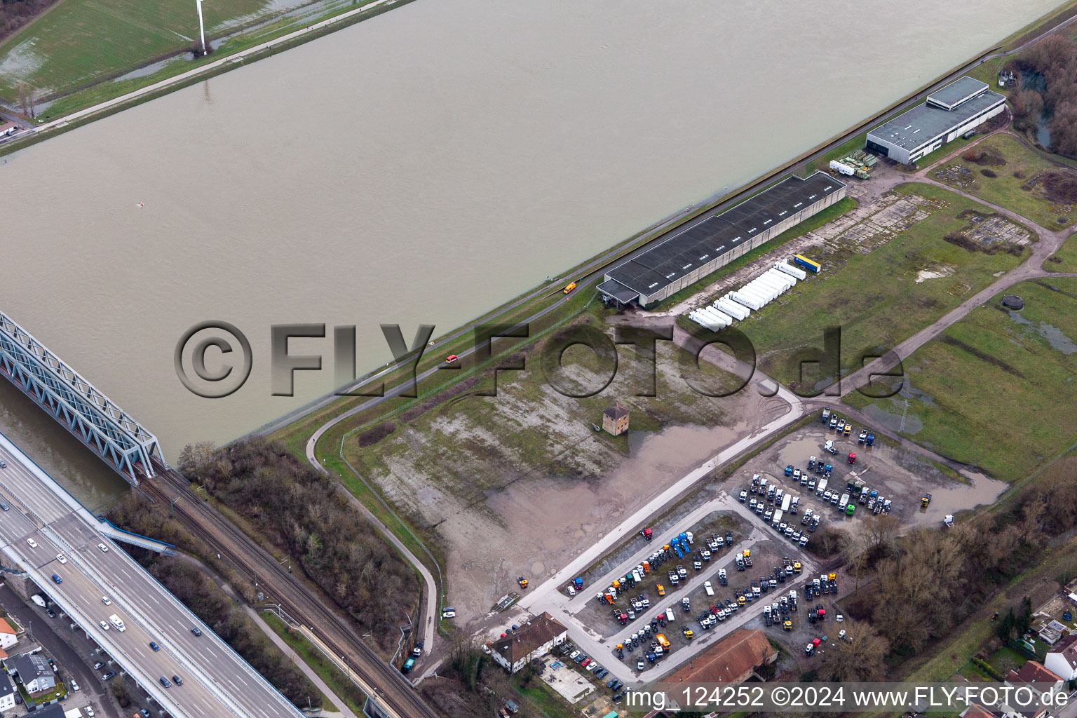 Vue aérienne de Place de parking pour camions Daimler libérée dans la zone inondable devant le barrage du Rhin à le quartier Maximiliansau in Wörth am Rhein dans le département Rhénanie-Palatinat, Allemagne