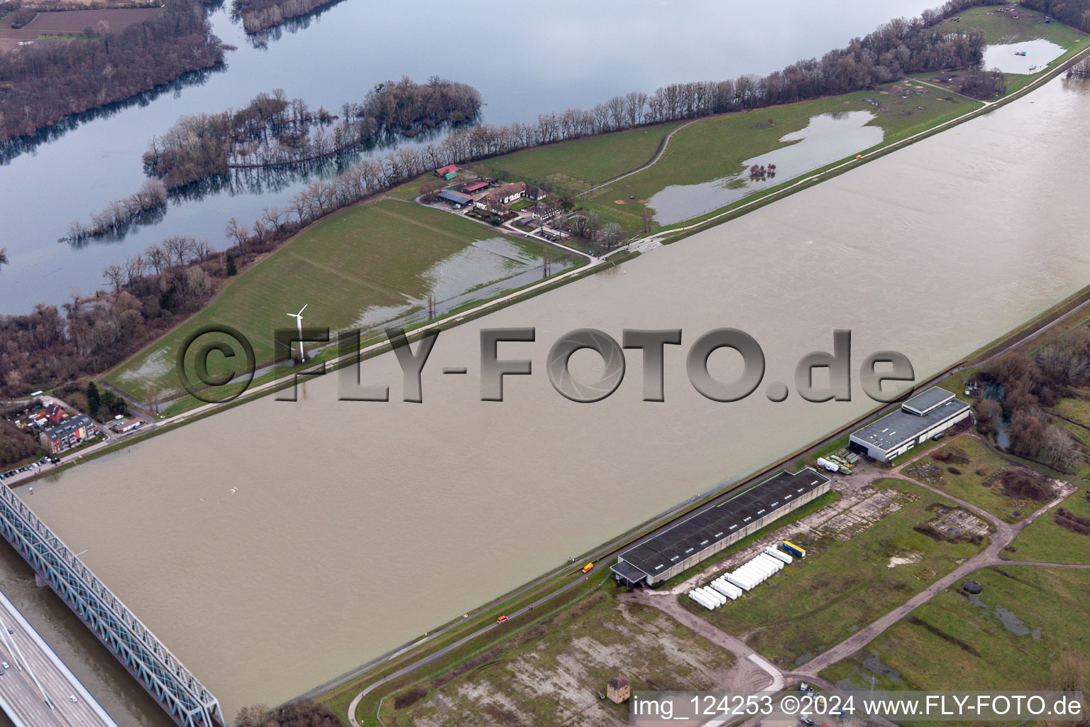 Vue aérienne de Hofgut Maxau entre le Rhin et le Knielinger See lors des crues du Rhin à le quartier Knielingen in Karlsruhe dans le département Bade-Wurtemberg, Allemagne