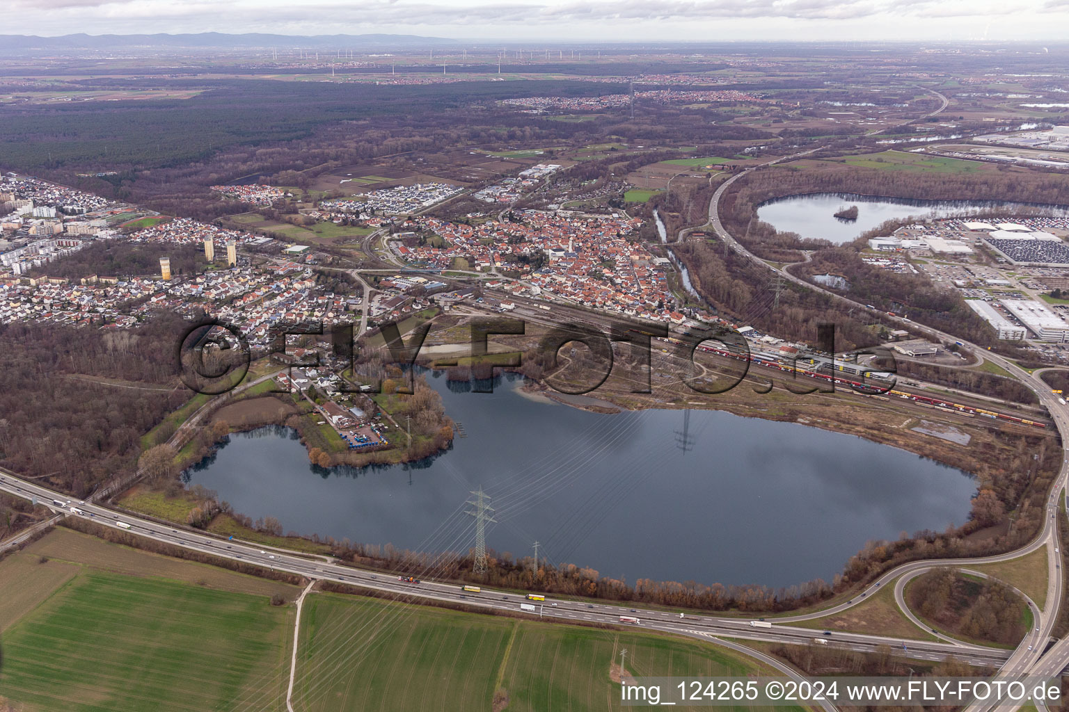 Vue aérienne de Schäuffele Baggersse au Wörther Kreuz à Wörth am Rhein dans le département Rhénanie-Palatinat, Allemagne