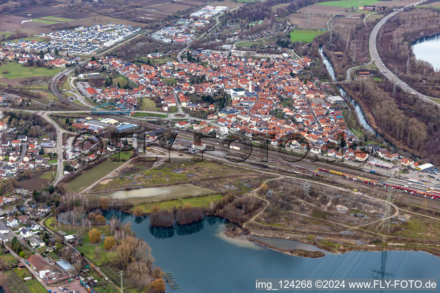 Vue aérienne de Alt-Wörth derrière la gare et Schäuffele Baggersse au Wörther Kreuz à le quartier Maximiliansau in Wörth am Rhein dans le département Rhénanie-Palatinat, Allemagne