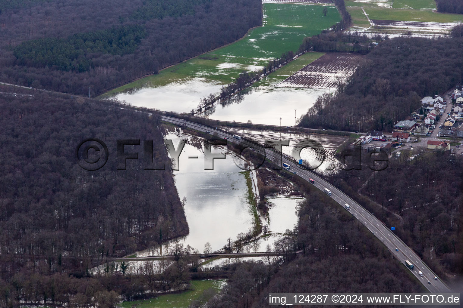 Vue aérienne de Zone forestière de Bienwald avec terrain sous l'Otterbach avec prairies inondées sur l'A65 à Kandel dans le département Rhénanie-Palatinat, Allemagne