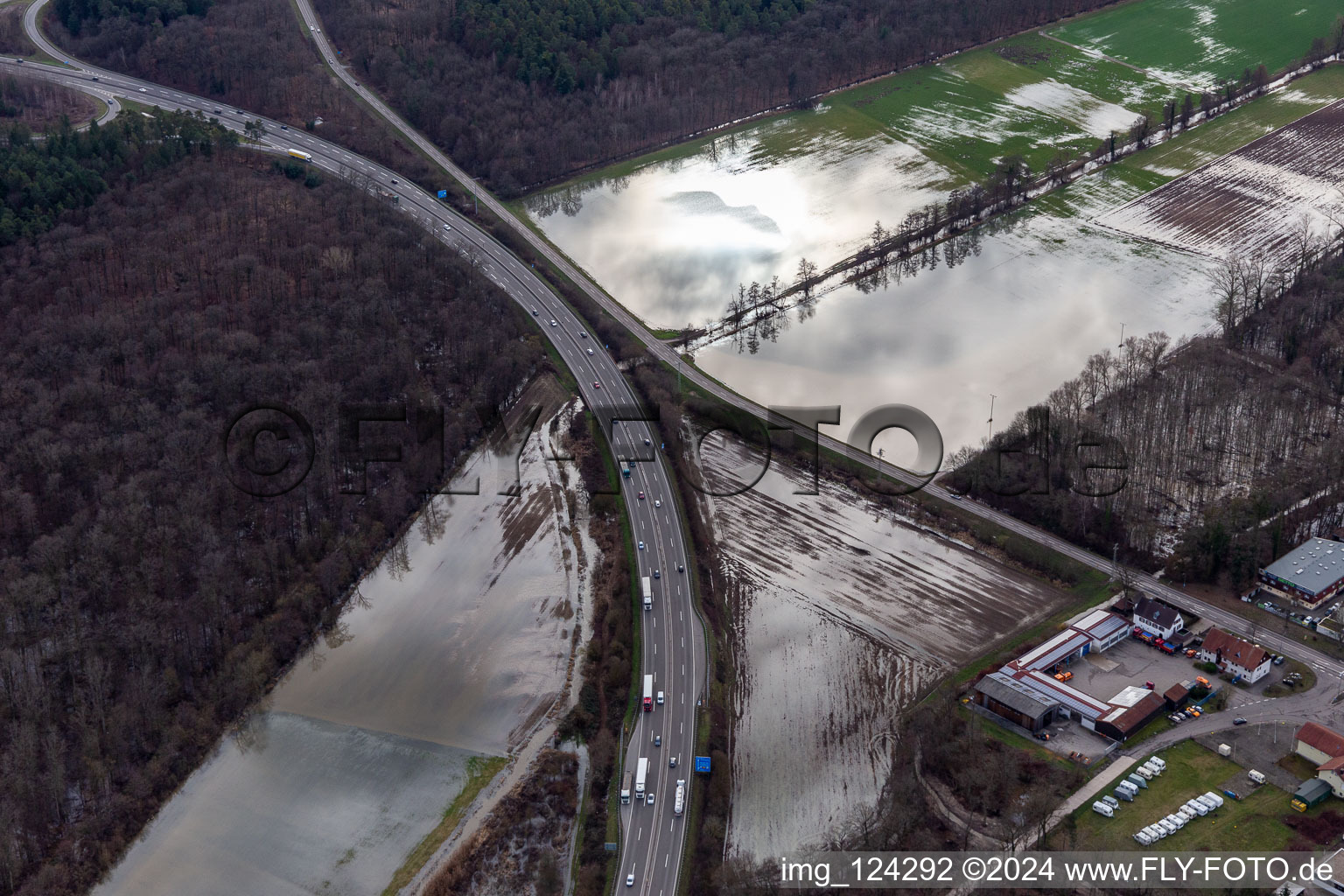 Photographie aérienne de Zone forestière de Bienwald avec terrain sous l'Otterbach avec prairies inondées sur l'A65 à Kandel dans le département Rhénanie-Palatinat, Allemagne