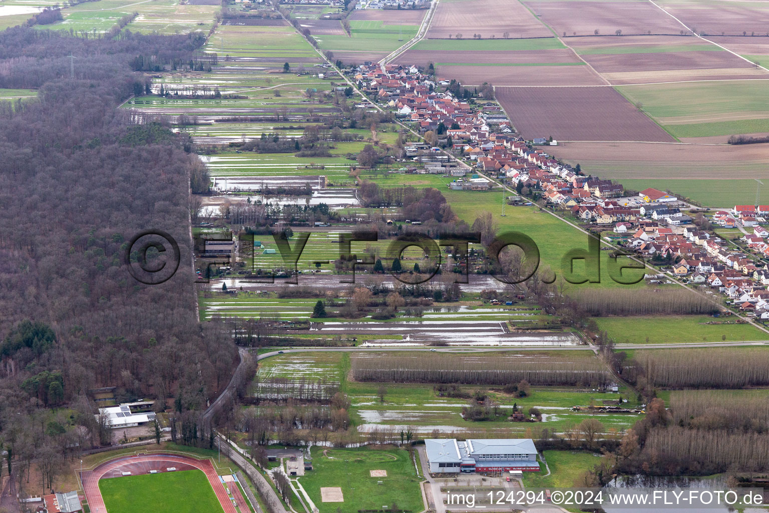 Vue aérienne de Terrain avec prairies inondées entre Floßgraben et Dörniggraben sur Saarstr à Kandel dans le département Rhénanie-Palatinat, Allemagne