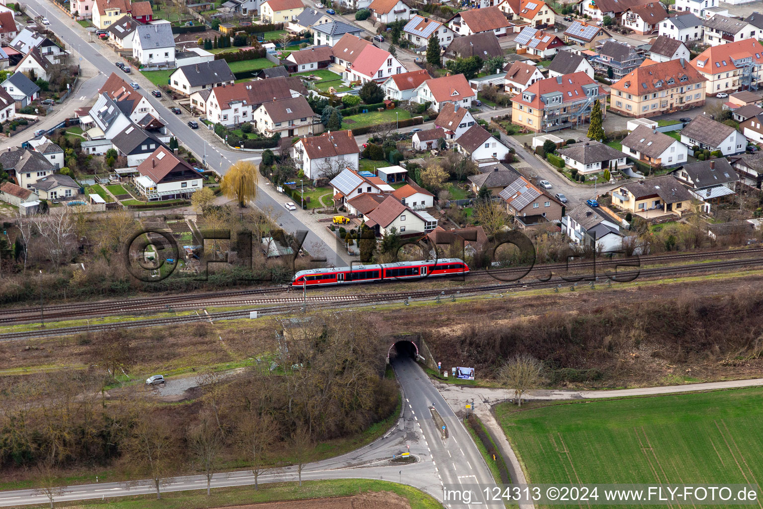 Vue aérienne de Passage souterrain à l'entrée de la ville à Winden dans le département Rhénanie-Palatinat, Allemagne