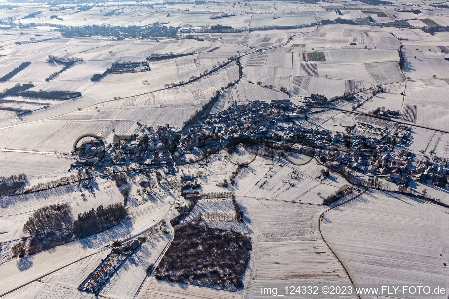 Vue aérienne de Champs agricoles et terres agricoles enneigés en hiver à Oberhausen dans le département Rhénanie-Palatinat, Allemagne