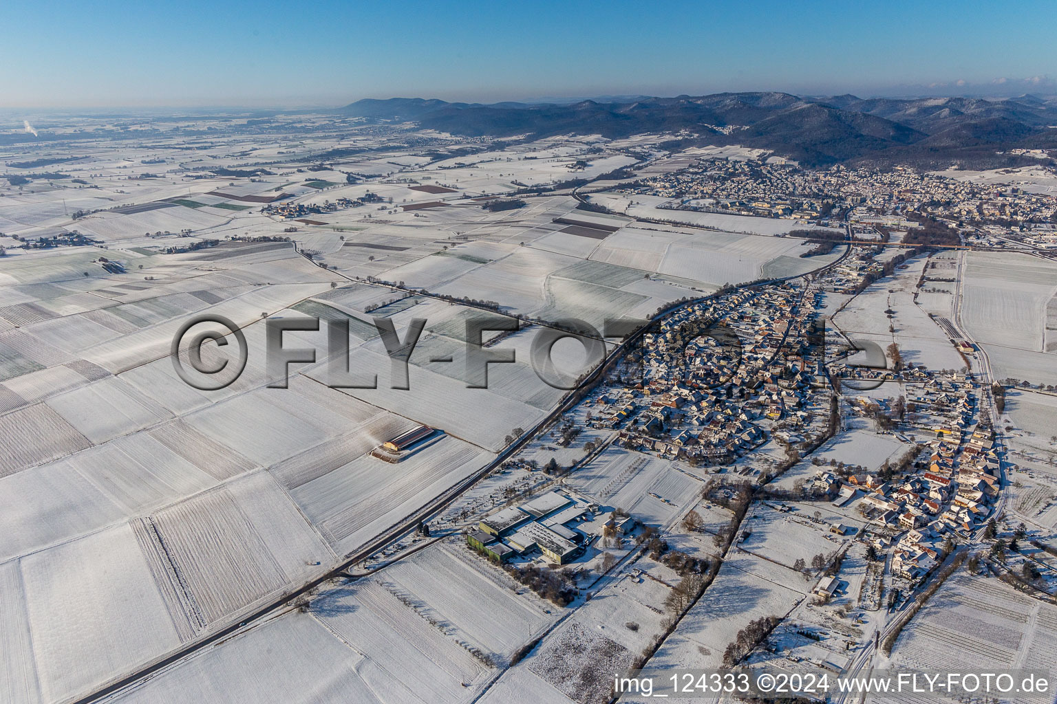 Vue aérienne de Niederhorbach enneigé en hiver à le quartier Kapellen in Kapellen-Drusweiler dans le département Rhénanie-Palatinat, Allemagne