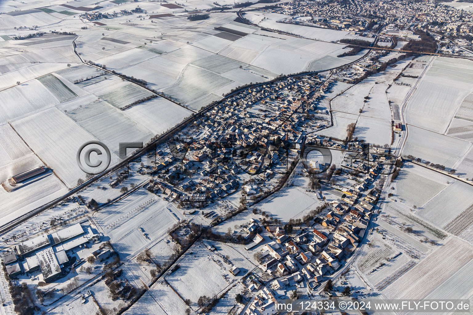 Vue aérienne de Niederhorbach enneigé en hiver à le quartier Drusweiler in Kapellen-Drusweiler dans le département Rhénanie-Palatinat, Allemagne