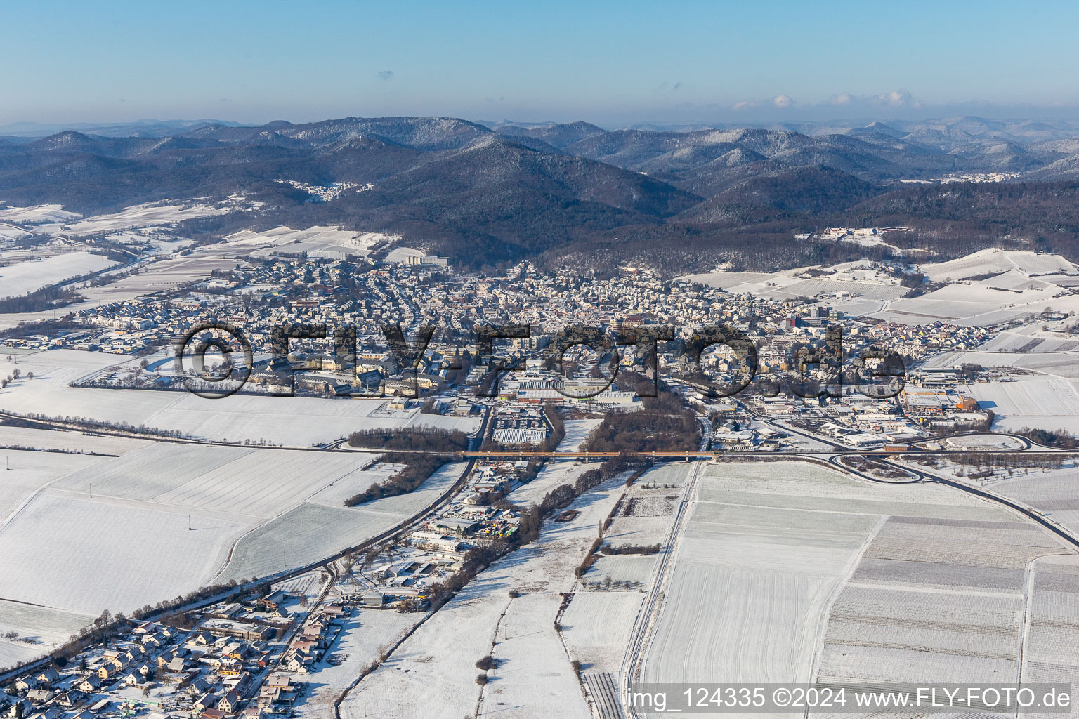 Vue aérienne de Vue aérienne d'hiver dans la neige à Bad Bergzabern dans le département Rhénanie-Palatinat, Allemagne