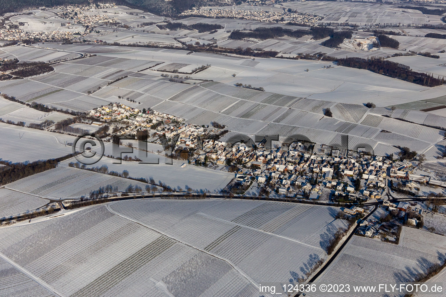 Vue aérienne de Vue aérienne d'hiver dans la neige à Niederhorbach dans le département Rhénanie-Palatinat, Allemagne