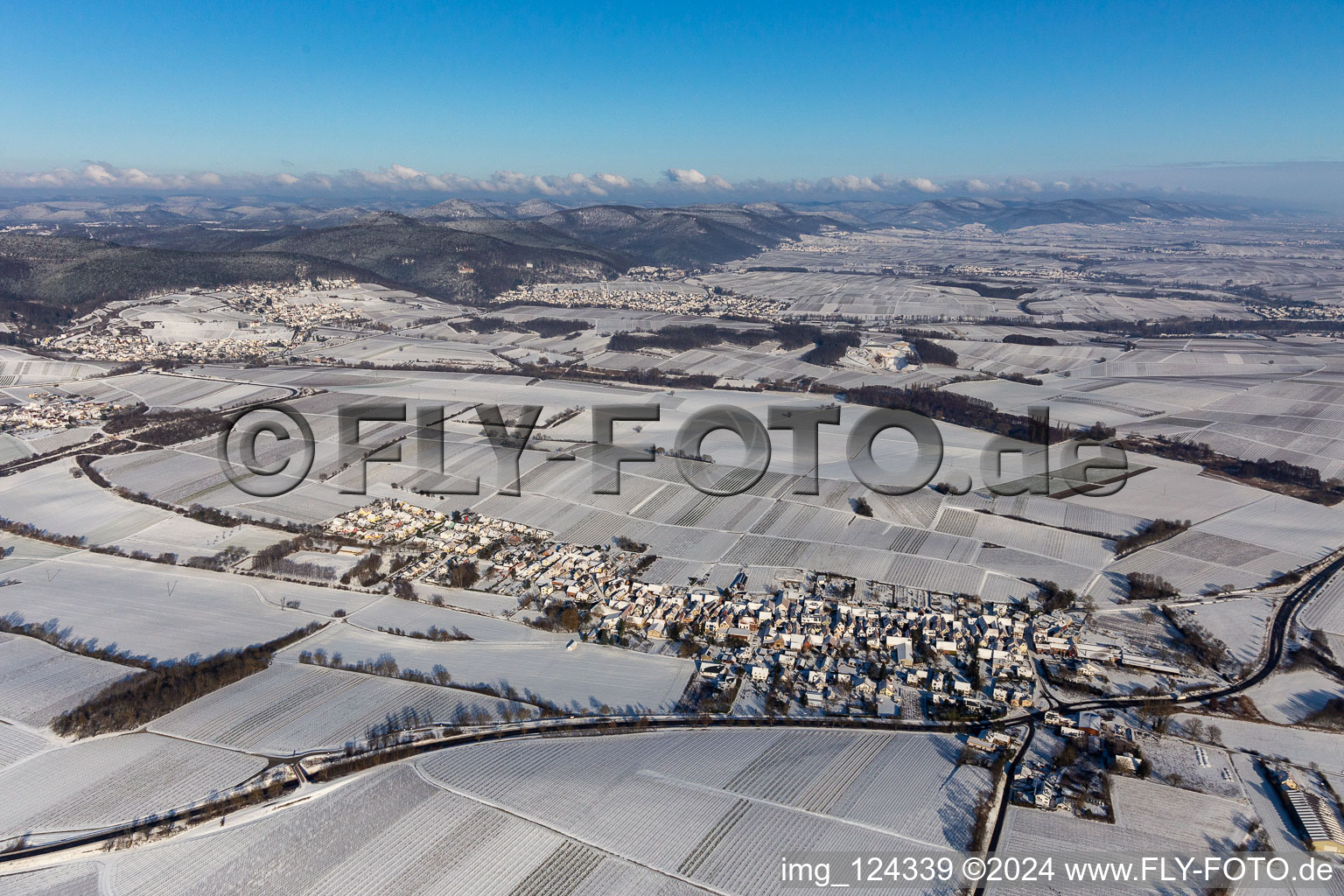 Vue aérienne de Vue aérienne d'hiver dans la neige à Niederhorbach dans le département Rhénanie-Palatinat, Allemagne