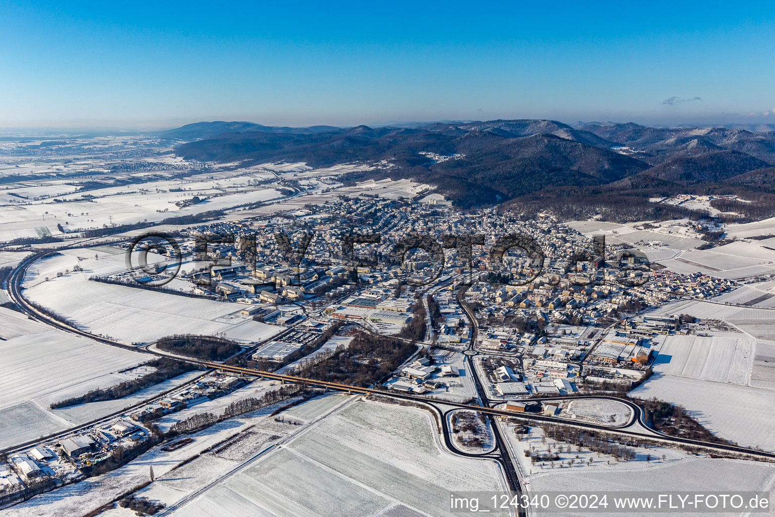 Vue aérienne de Hiver, vue sur la ville enneigée avec rues et maisons dans les zones résidentielles à Bad Bergzabern dans le département Rhénanie-Palatinat, Allemagne