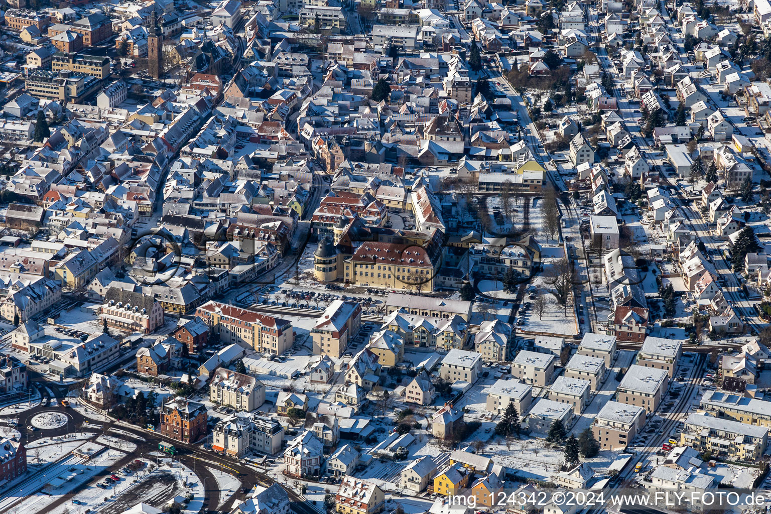 Vue aérienne de Château de Bergzaberner Hof enneigé en hiver à Bad Bergzabern dans le département Rhénanie-Palatinat, Allemagne