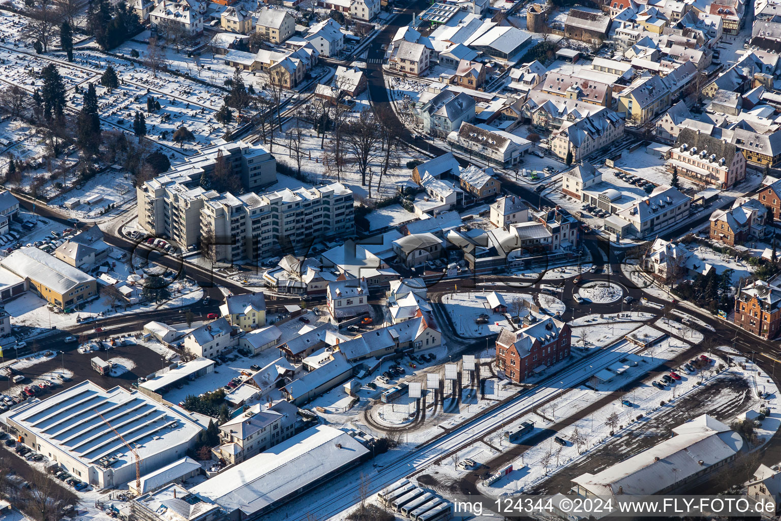 Vue aérienne de Bâtiment enneigé des voies et de la gare de la Deutsche Bahn en hiver à Bad Bergzabern dans le département Rhénanie-Palatinat, Allemagne