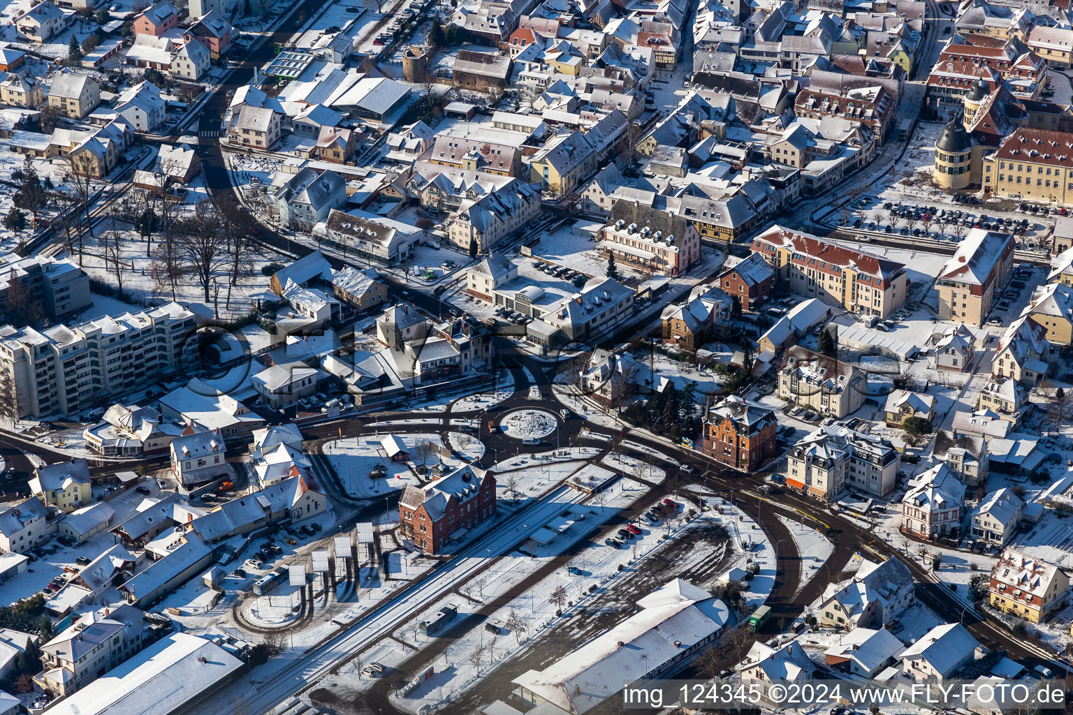 Vue aérienne de Vue aérienne hivernale dans la neige de la station Bad Bergzabern à Bad Bergzabern dans le département Rhénanie-Palatinat, Allemagne