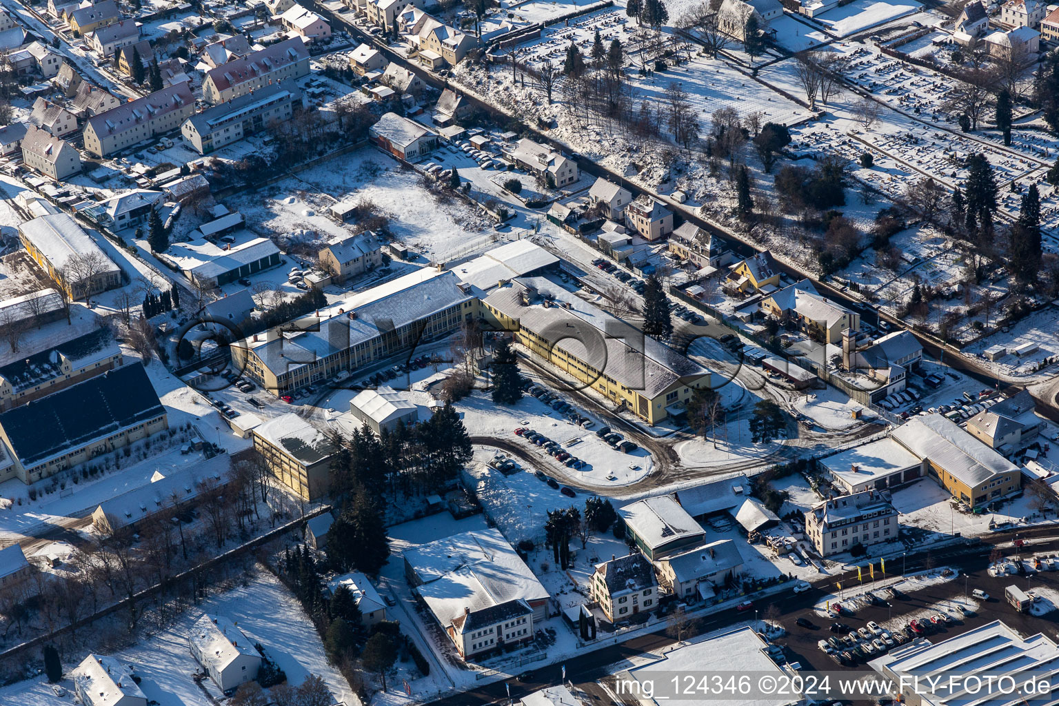 Vue aérienne de Vue aérienne d'hiver dans la neige de la Breslauer Straße à Bad Bergzabern dans le département Rhénanie-Palatinat, Allemagne