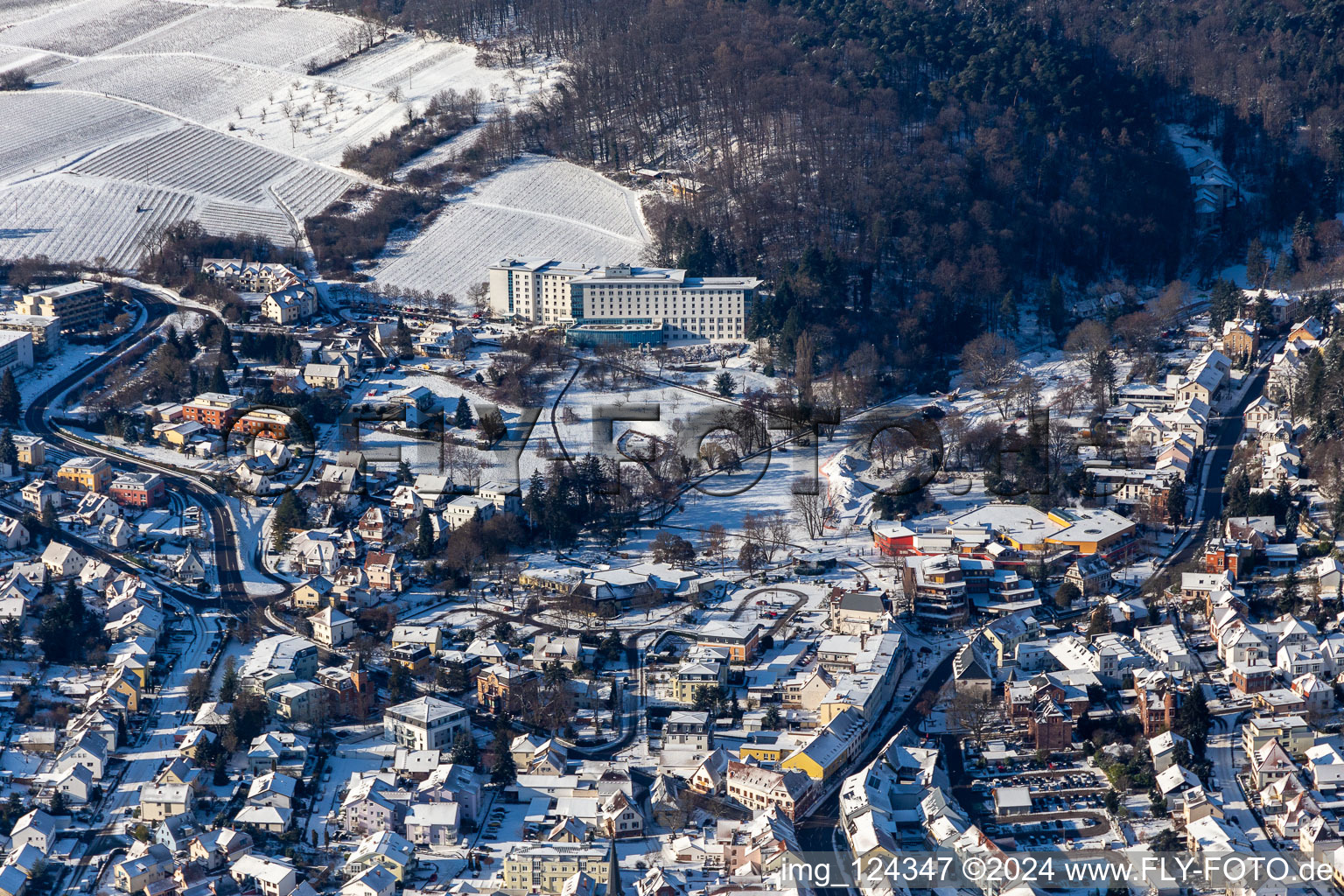 Vue aérienne de Vue aérienne d'hiver dans la neige depuis le parc thermal Bad Bergzabern à Bad Bergzabern dans le département Rhénanie-Palatinat, Allemagne