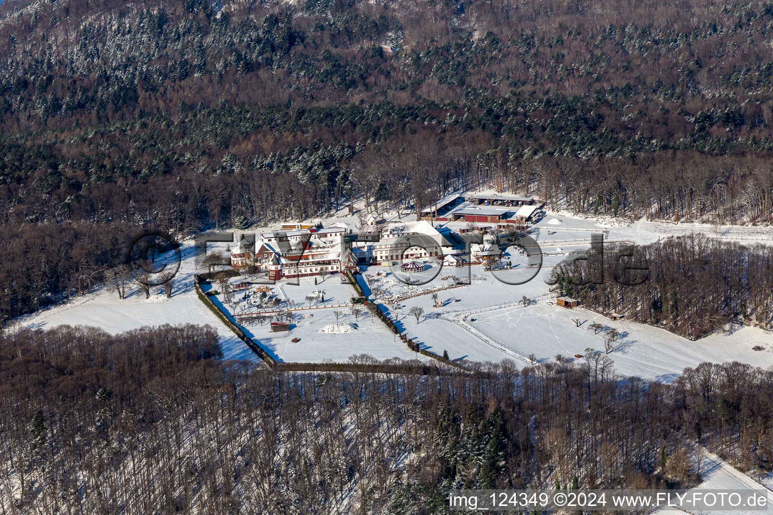 Vue aérienne de Vue aérienne d'hiver dans la neige depuis le monastère de Liebfrauenberg à Bad Bergzabern dans le département Rhénanie-Palatinat, Allemagne