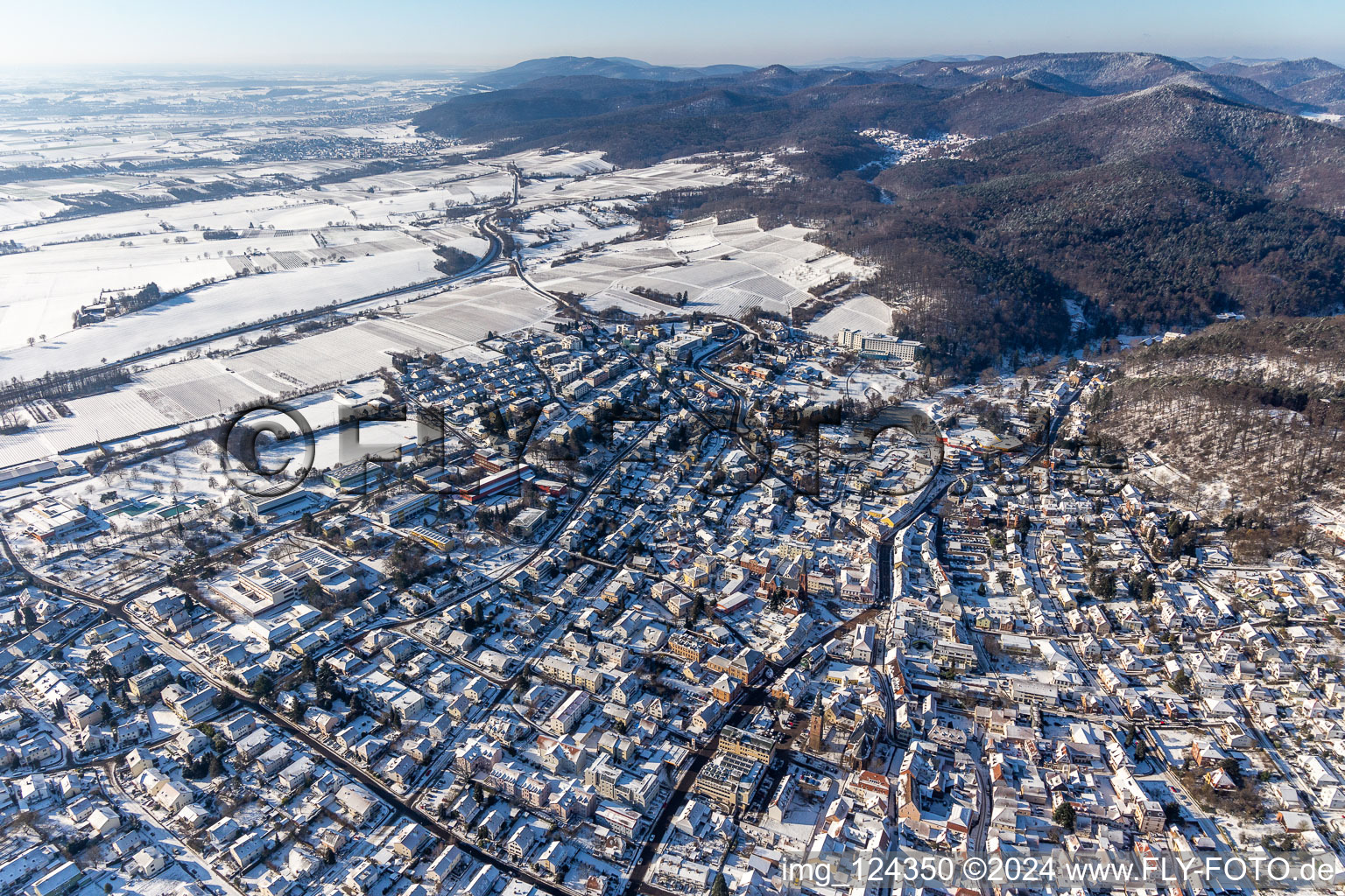 Vue aérienne de Vue aérienne d'hiver dans la neige depuis Bad Bergzabern SW à Bad Bergzabern dans le département Rhénanie-Palatinat, Allemagne