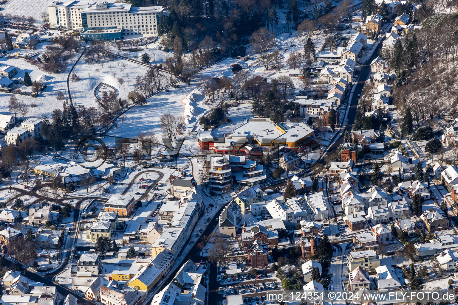 Vue aérienne de Vue aérienne d'hiver dans la neige depuis le parc thermal Bad Bergzabern à Bad Bergzabern dans le département Rhénanie-Palatinat, Allemagne