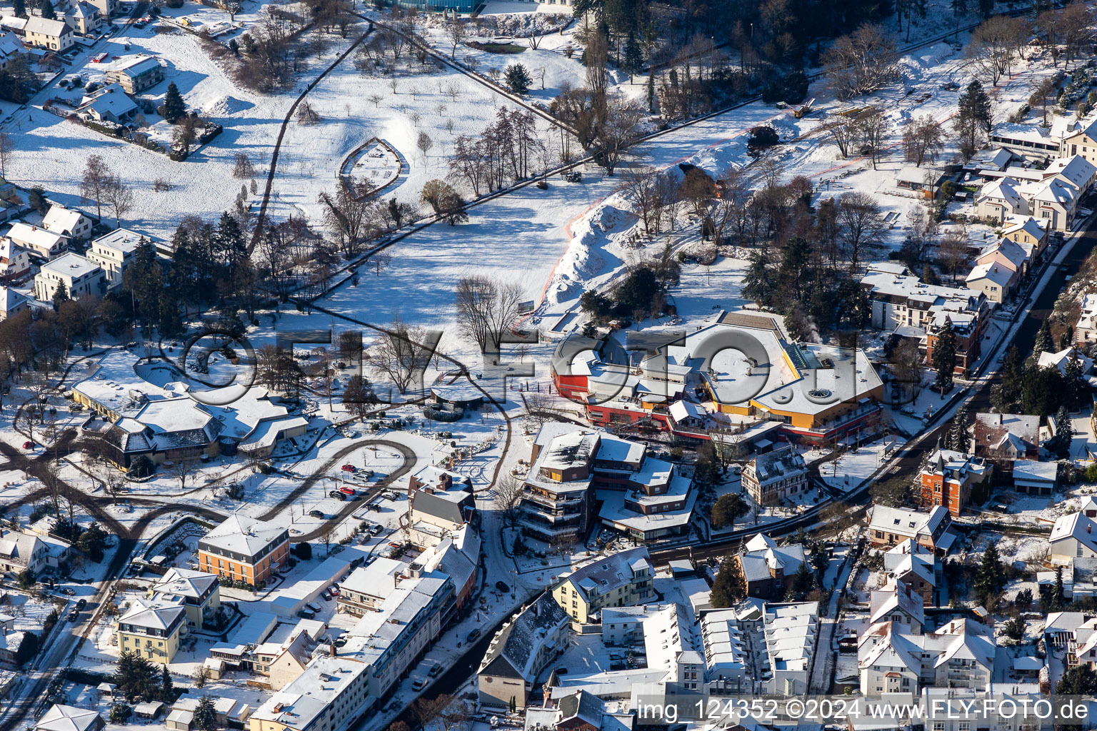 Vue aérienne de Vue aérienne d'hiver dans la neige depuis le parc thermal Bad Bergzabern à Bad Bergzabern dans le département Rhénanie-Palatinat, Allemagne