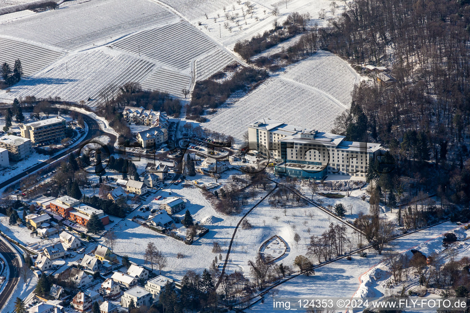 Vue aérienne de Vue aérienne hivernale dans la neige de la clinique spécialisée Edith Stein à Bad Bergzabern dans le département Rhénanie-Palatinat, Allemagne