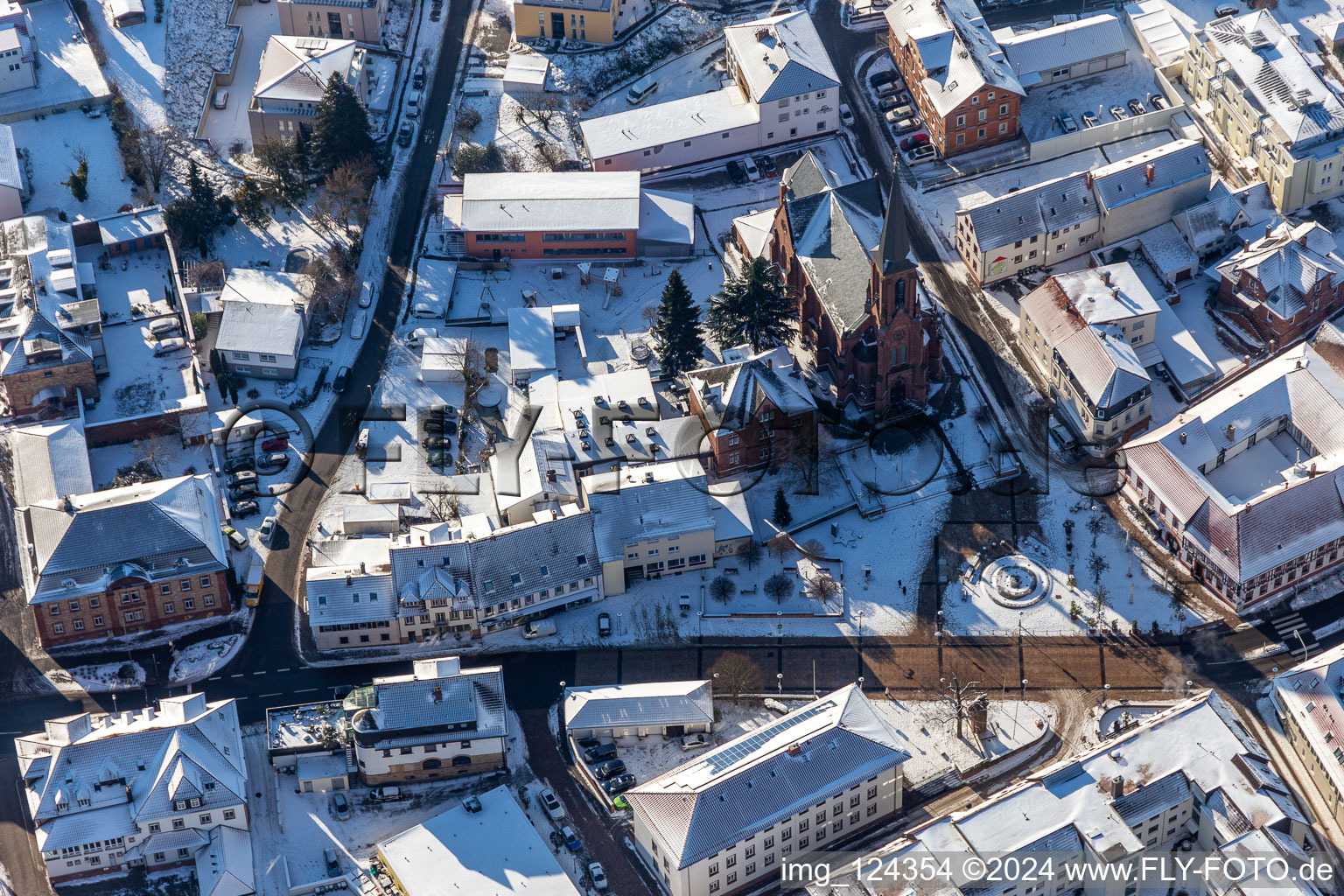 Vue aérienne de Église Saint-Martin enneigée en hiver sur la Ludwigsplatz à Bad Bergzabern dans le département Rhénanie-Palatinat, Allemagne