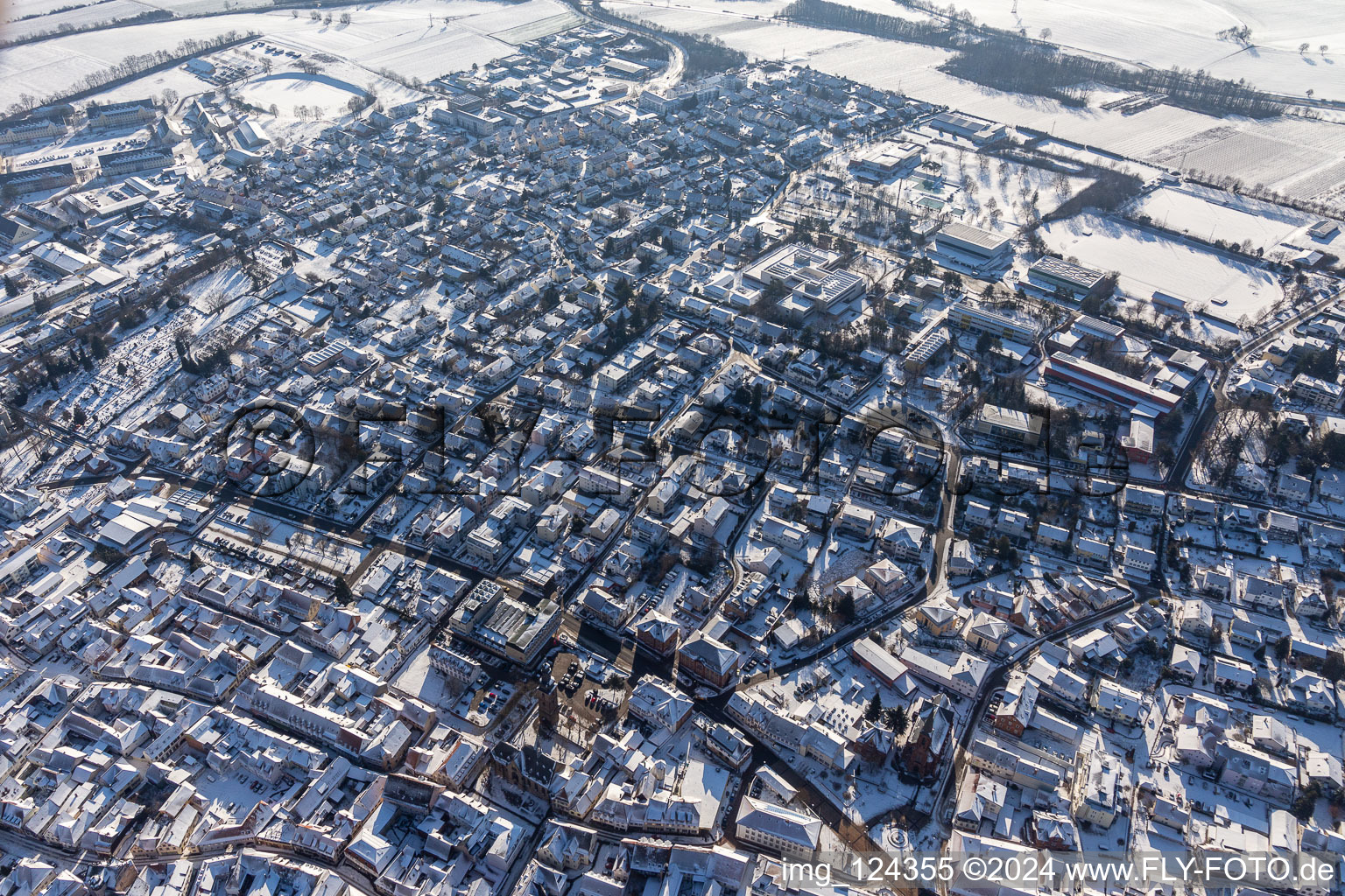 Vue aérienne de Vue aérienne d'hiver dans la neige depuis Bad Bergzabern SE à Bad Bergzabern dans le département Rhénanie-Palatinat, Allemagne