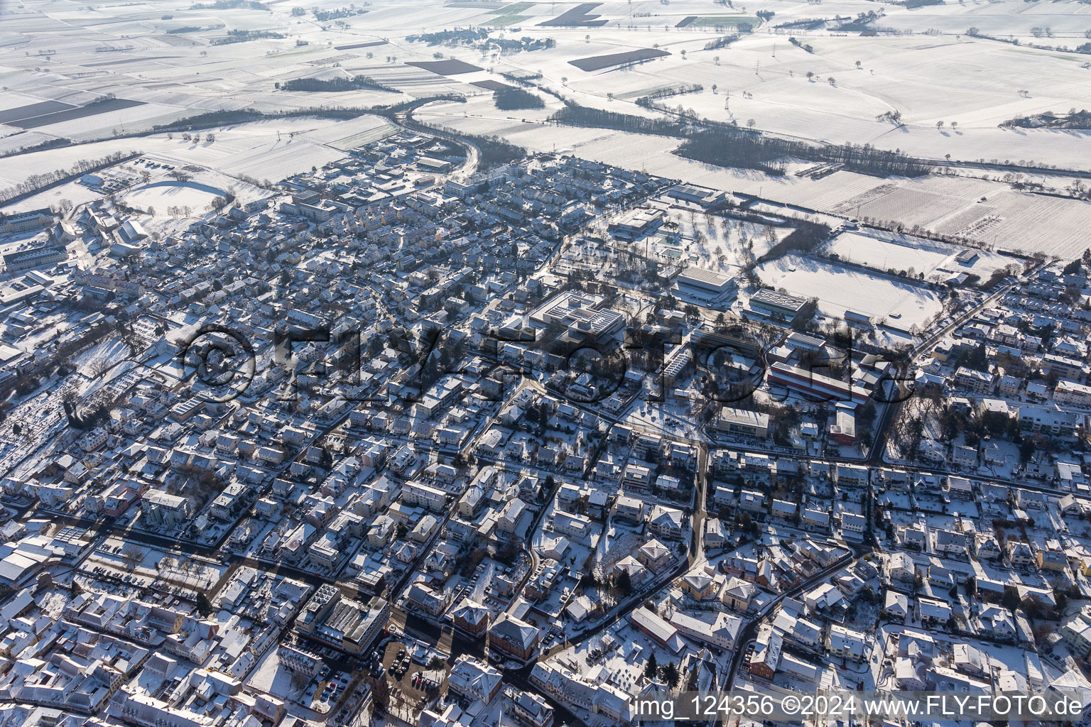 Vue aérienne de Vue aérienne d'hiver dans la neige depuis Bad Bergzabern SE à Bad Bergzabern dans le département Rhénanie-Palatinat, Allemagne