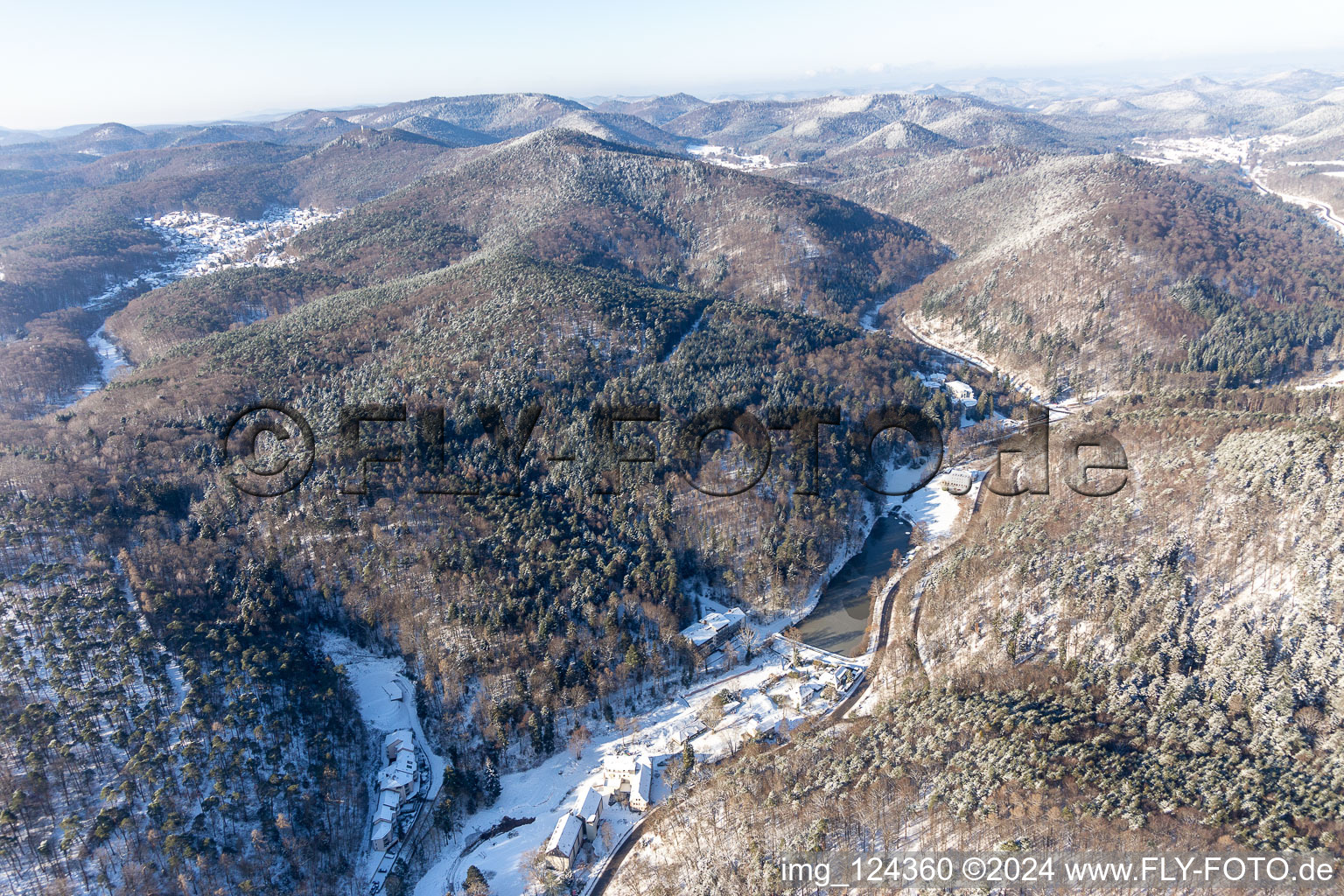 Vue aérienne de Vue aérienne d'hiver dans la neige du Kurtal à Bad Bergzabern dans le département Rhénanie-Palatinat, Allemagne