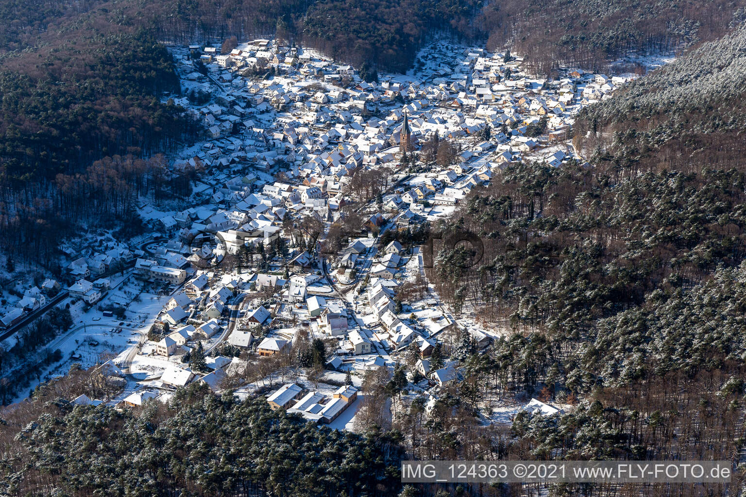 Vue aérienne de Vue aérienne d'hiver dans la neige à Dörrenbach dans le département Rhénanie-Palatinat, Allemagne