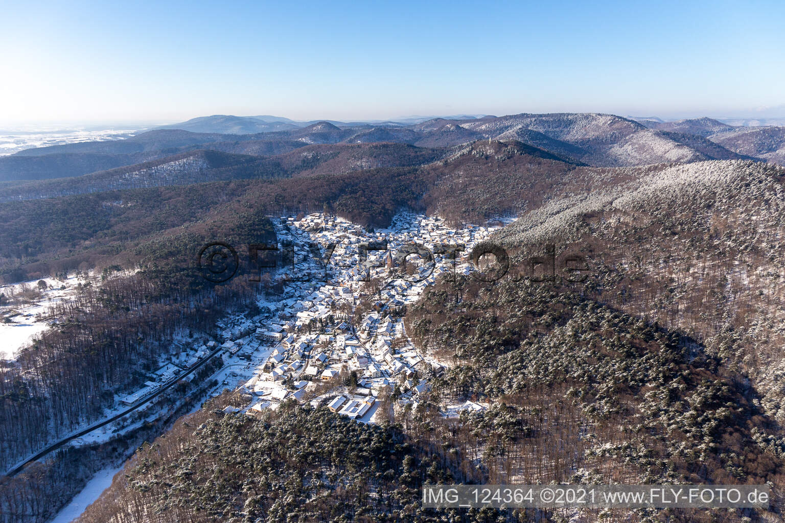 Vue aérienne de Vue aérienne d'hiver dans la neige à Dörrenbach dans le département Rhénanie-Palatinat, Allemagne