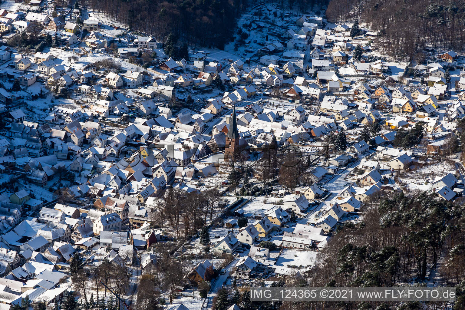 Vue aérienne de Vue aérienne d'hiver dans la neige à Dörrenbach dans le département Rhénanie-Palatinat, Allemagne