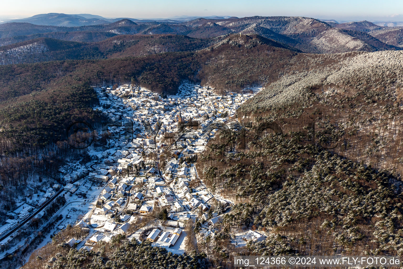 Vue aérienne de Village enneigé d'hiver - vue à Dörrenbach dans le département Rhénanie-Palatinat, Allemagne