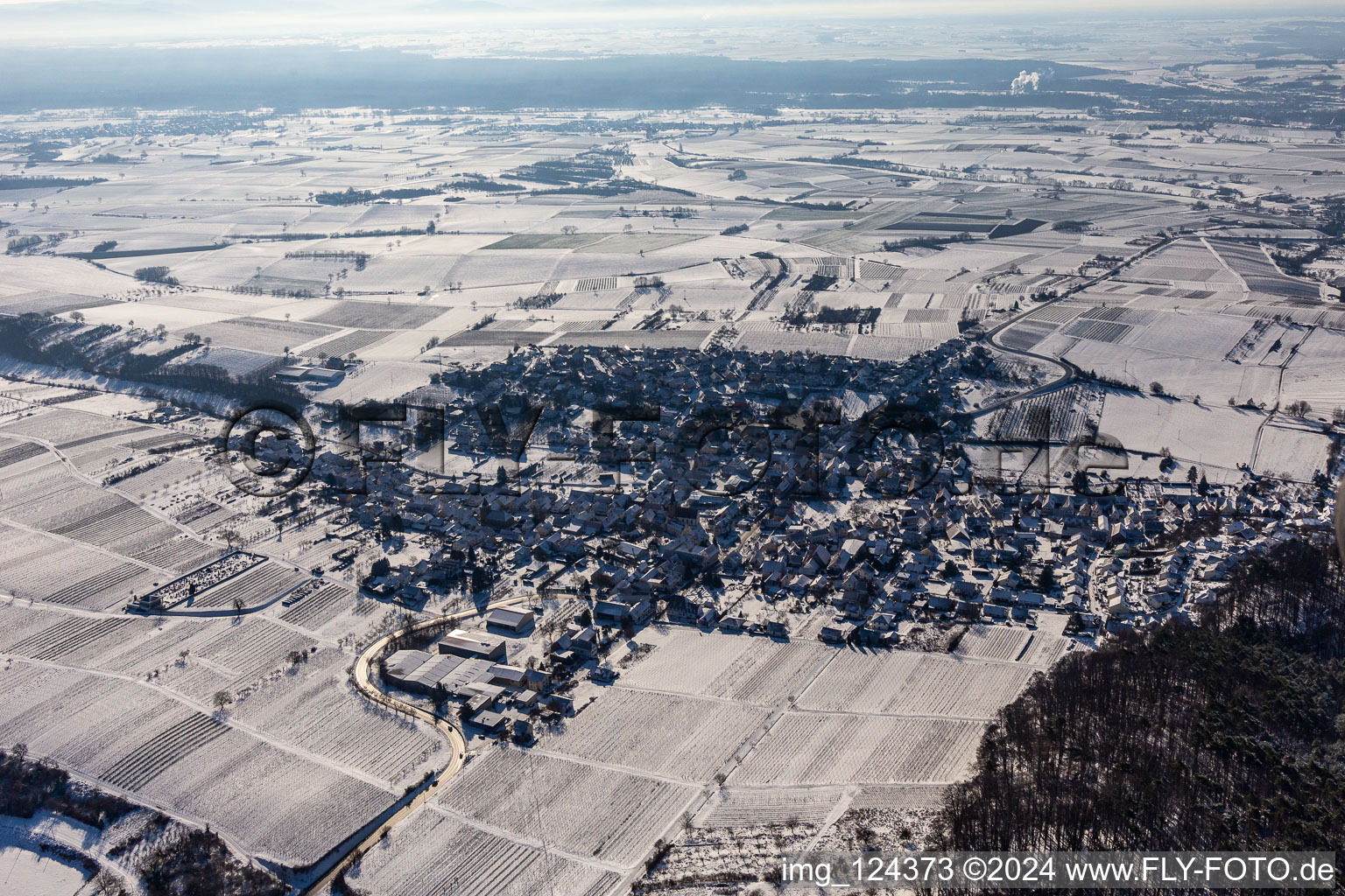 Vue aérienne de Vue aérienne d'hiver dans la neige à Oberotterbach dans le département Rhénanie-Palatinat, Allemagne