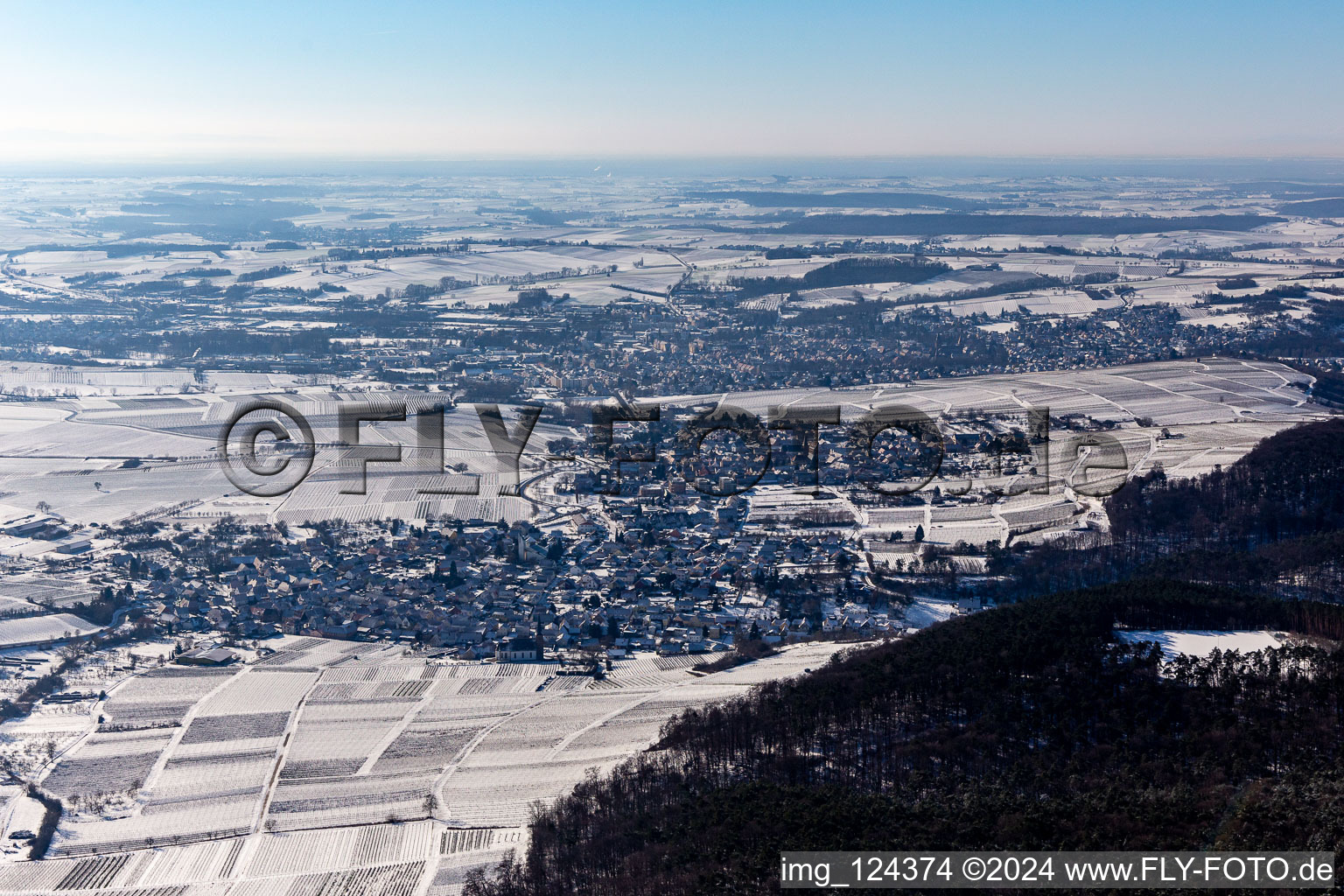 Vue aérienne de Vue aérienne d'hiver dans la neige à Oberotterbach dans le département Rhénanie-Palatinat, Allemagne