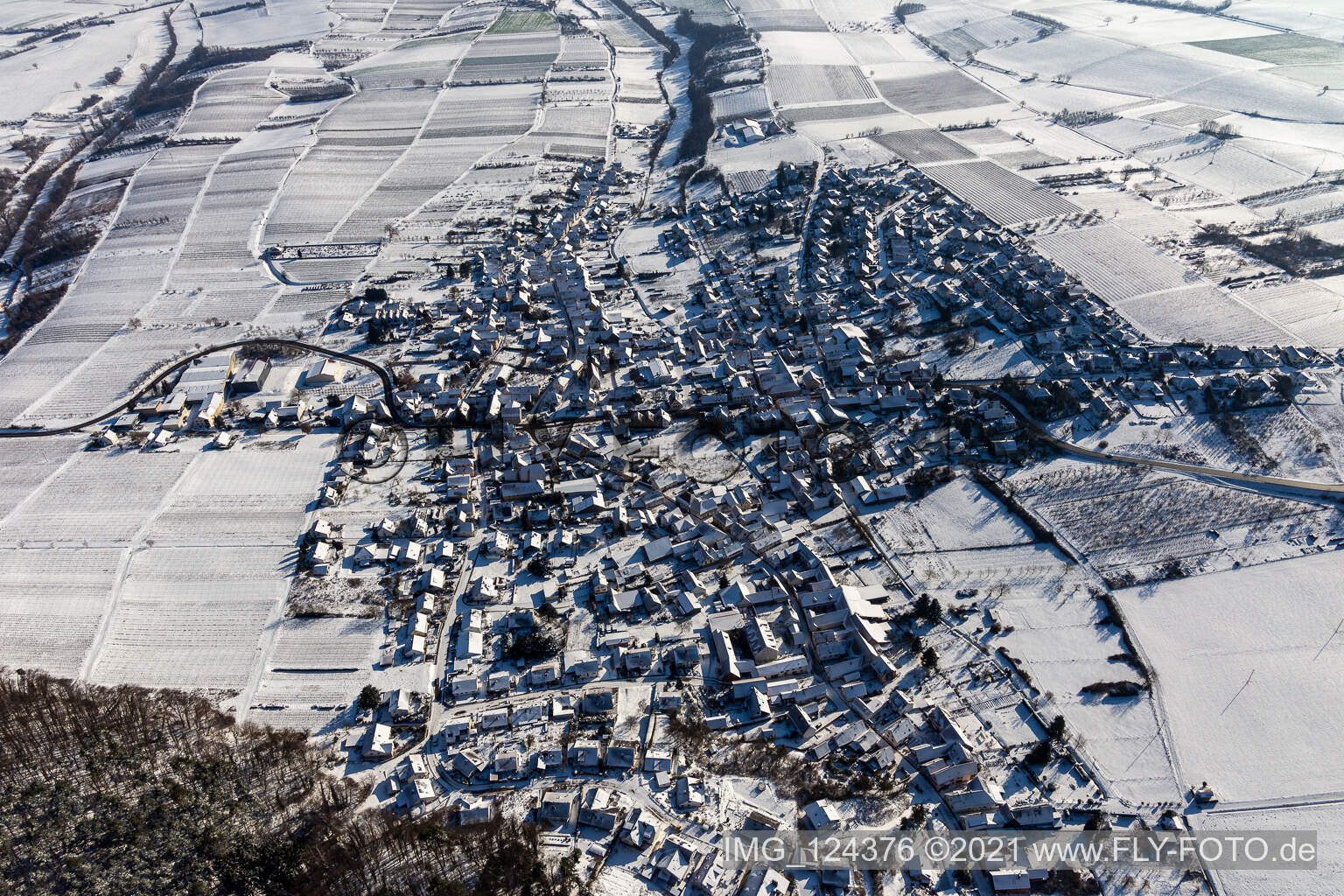 Vue aérienne de Vue aérienne d'hiver dans la neige à Oberotterbach dans le département Rhénanie-Palatinat, Allemagne
